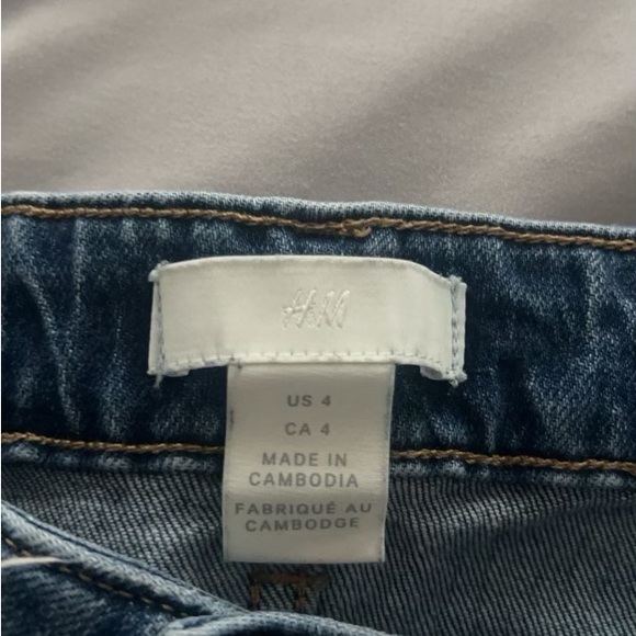 Mom Jean fit - size 4 but fits like a 0 - from H&M - Picture 2 of 2